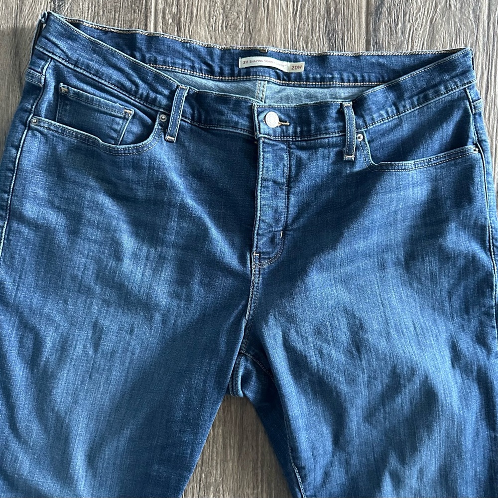 Levi's Women 311 Shaping Skinny Capri Jeans - Picture 2 of 7